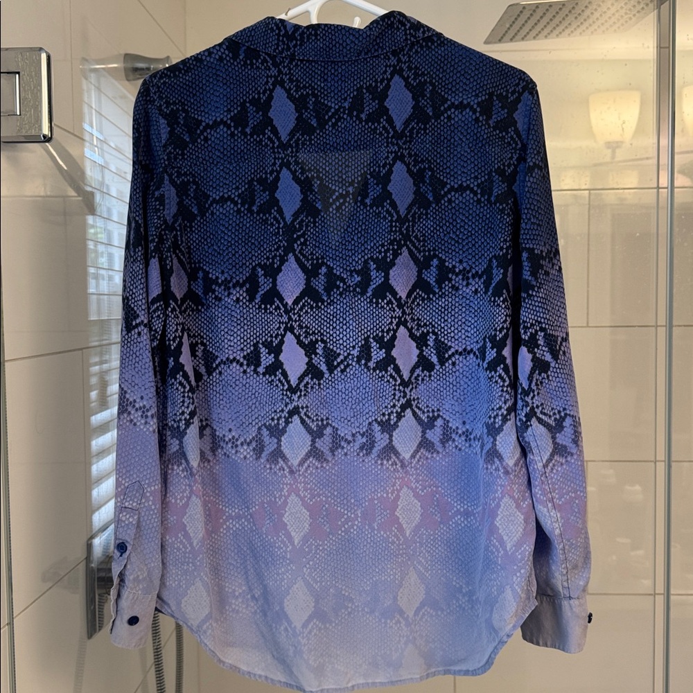 Equipment Femme Slim Signature Dress Shirt Blue Snakeskin Ombré Medium 100% Silk - Picture 3 of 6